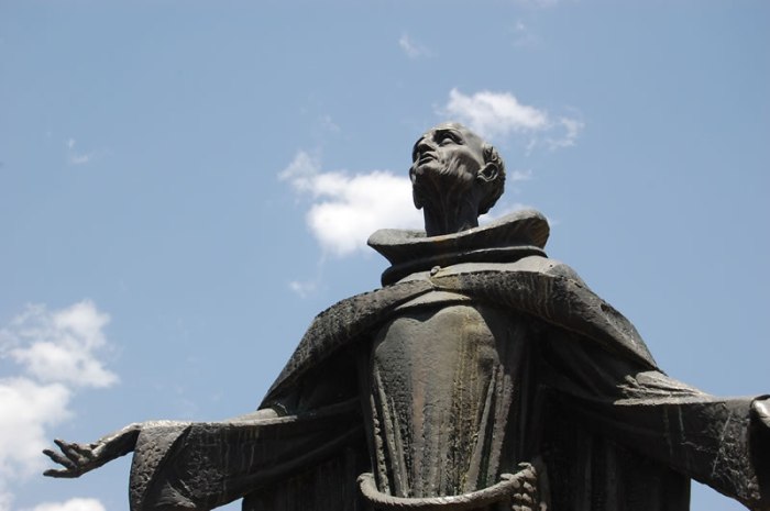 arenas-de-san-pedro-estatuas-de-san-pedro-2